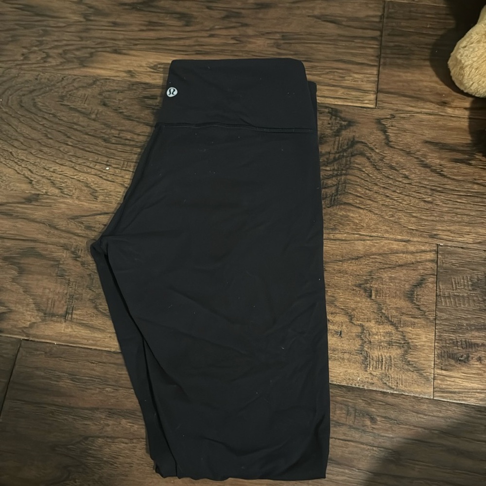 Black lulu leggings, ankle length in really good condition